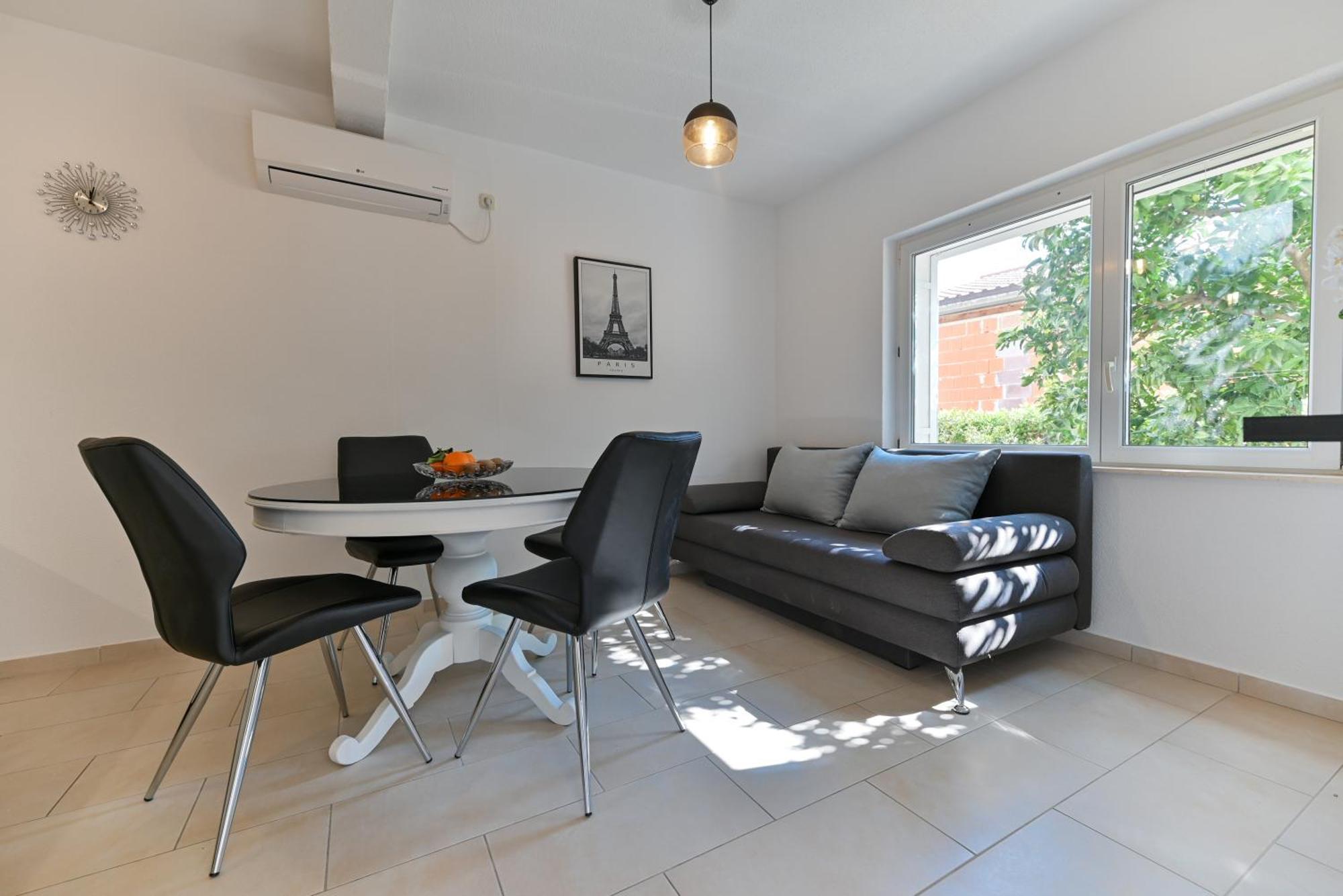 Kapetan Apartment *